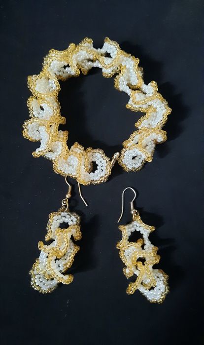 Браслеты из бисера и камней.