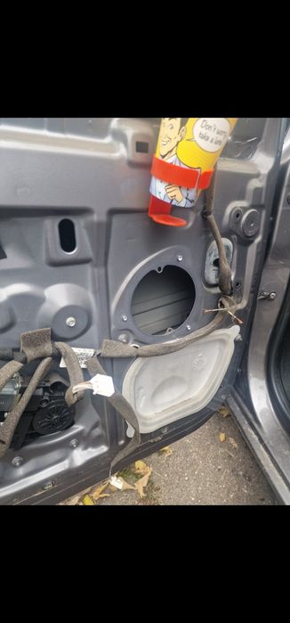 Montez senzori de parcare, camere video, casetofoane, fac boxe cu Blue