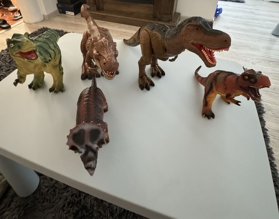 Dinozauri copii stare f buna( marimi mari )  Pret : 119 lei( toti 5)