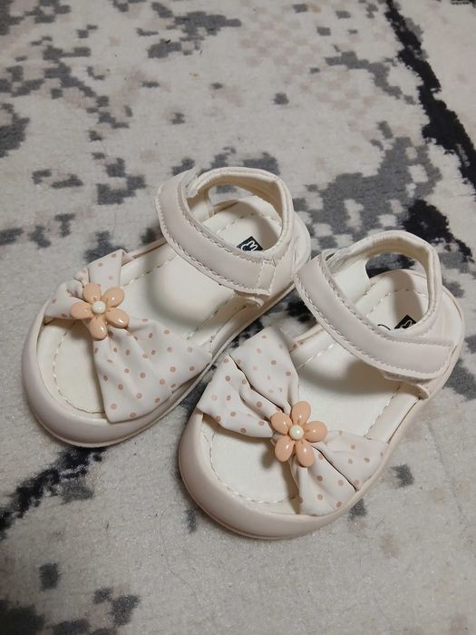 Продам сандалии детские