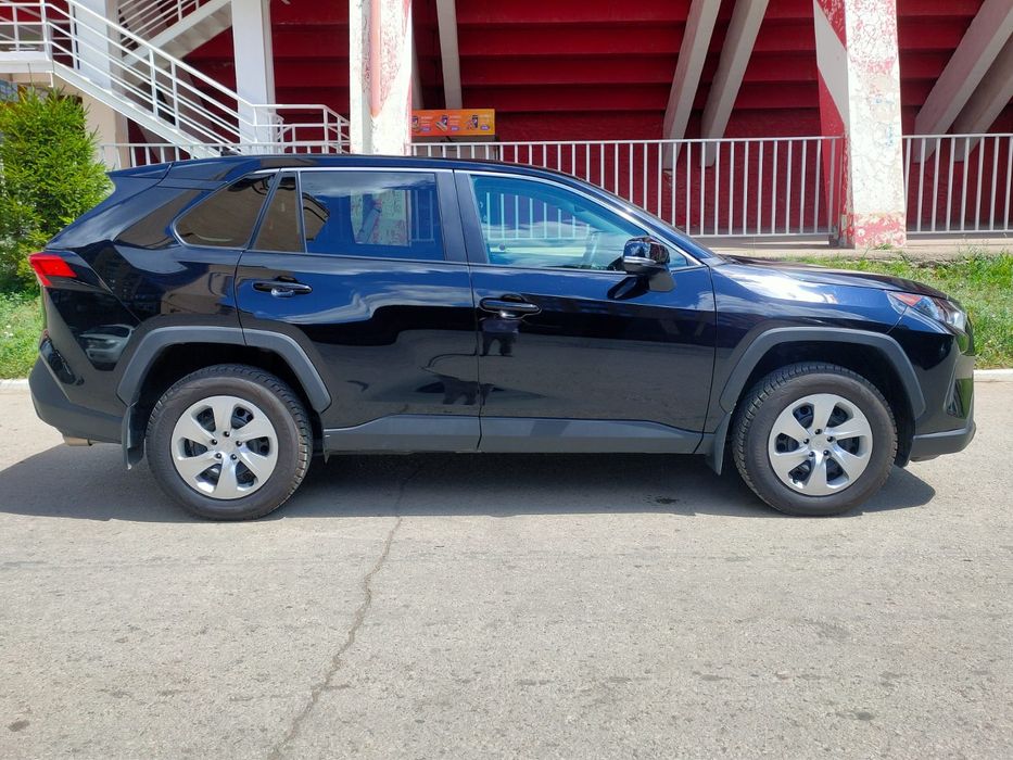 Автомобиль Toyota RAF4