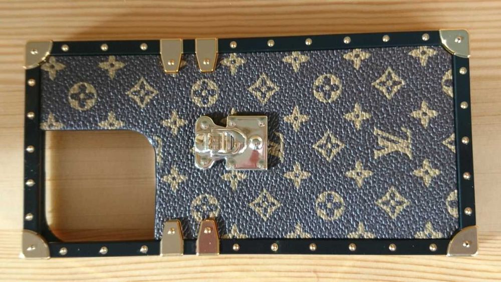 чехол на iphone 16 pro