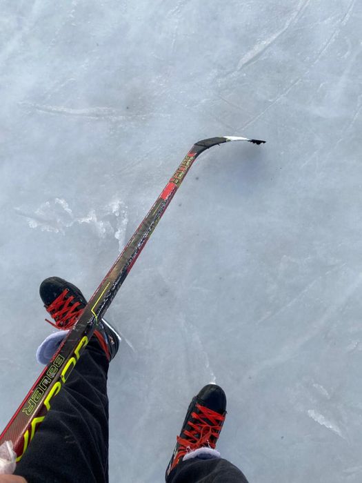 Продам клюшку б/у царапины есть