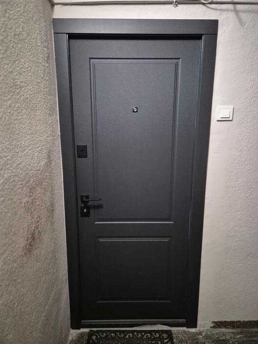 Vand usi metalice
