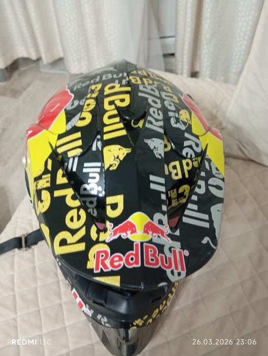 Продам шлем RED BULL