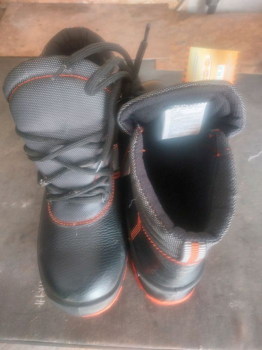 Ботинки рабочие. Размер 44 и 46.