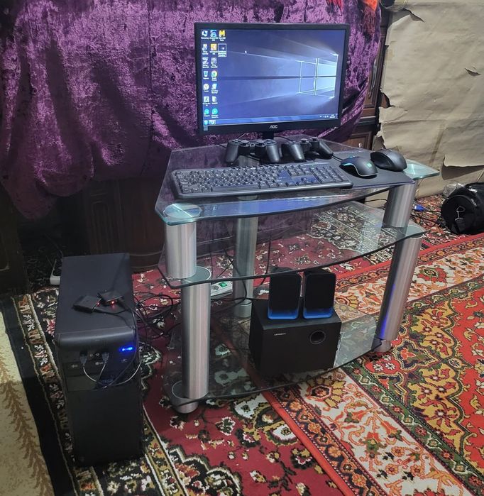 Yosh bollar oynashi uchun uyda ishlatilgan kompyuter