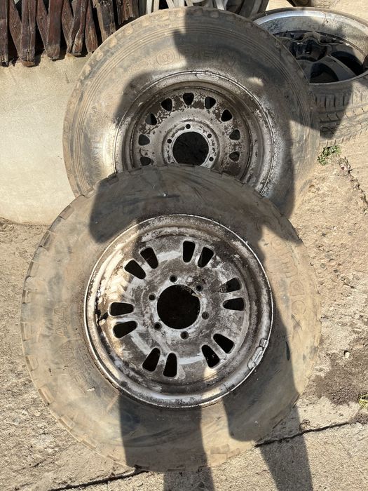 Vand jante cu anvelope doua seturi complete purtate pe mitsubishi L200