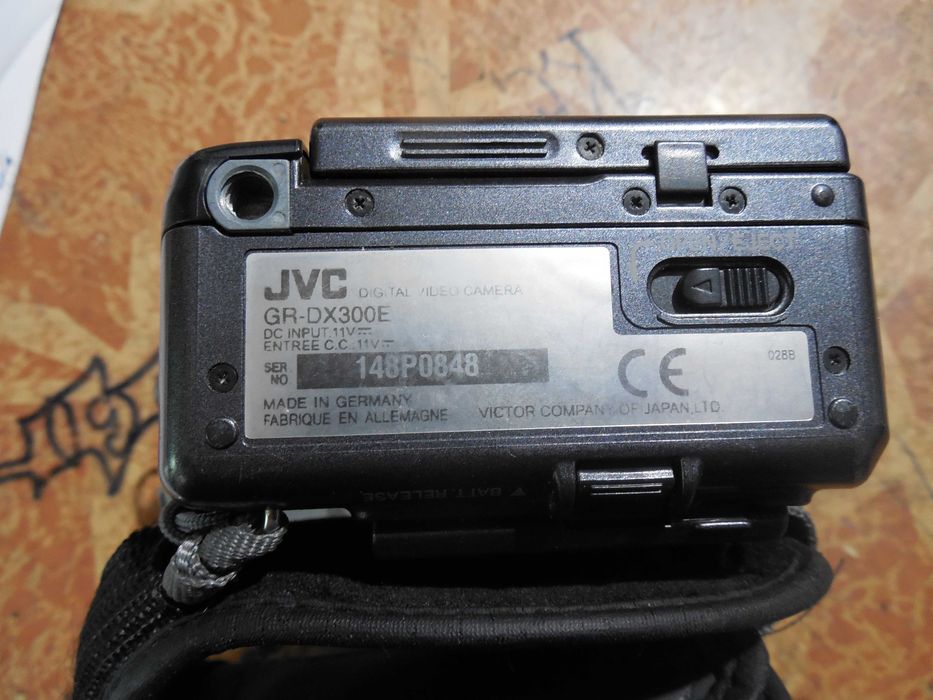 Vand  camera Video miniDV JVC DX300 si camera Canon video 8mm