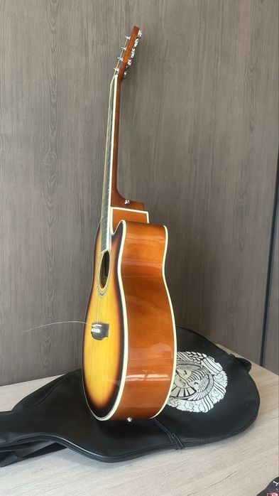 Акустическая гитара НОВАЯ