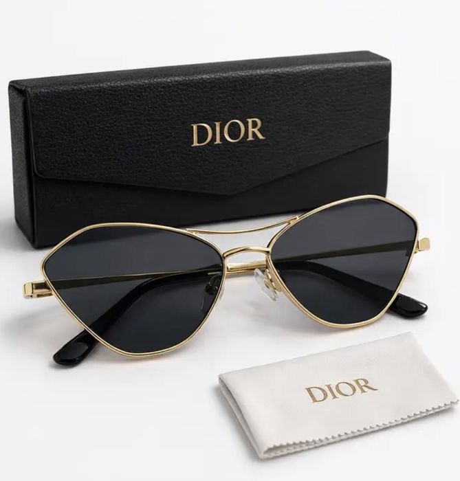 Внос от Дубай и се доставя без кутия, с включена почистваща кърпичка.