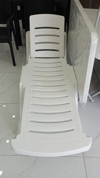 Vand mese de terasa cu scaune, sezlonguri