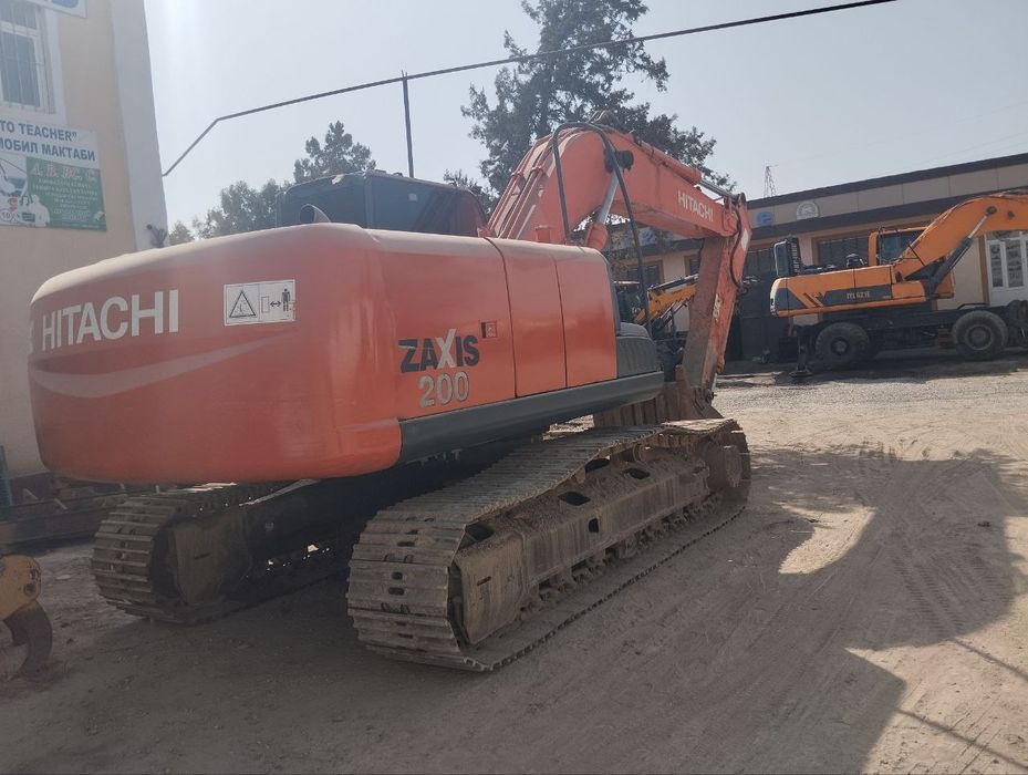 Ekskovator HITACHI