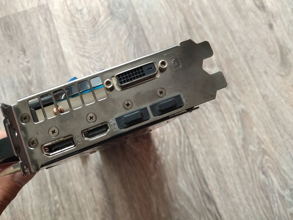 Видео карта R9 390 на 8GB