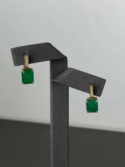 Золотые серьги с изумрудами