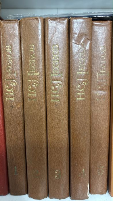 Книги! Срочно продадим книги томами!