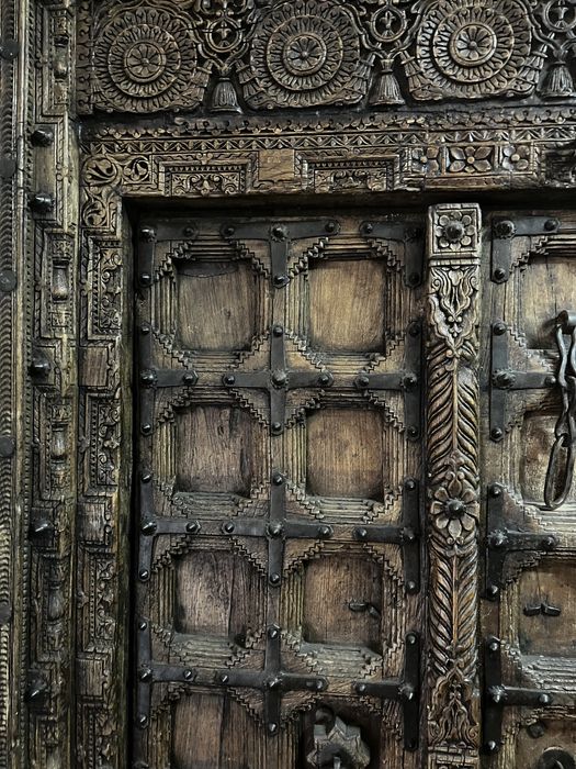 Usa veche de templu , sculptata din lemn de tec , India