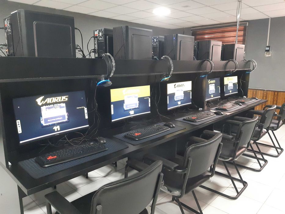 Kompyuterlar mebellari bilan sotiladi. Holati hali yangi.