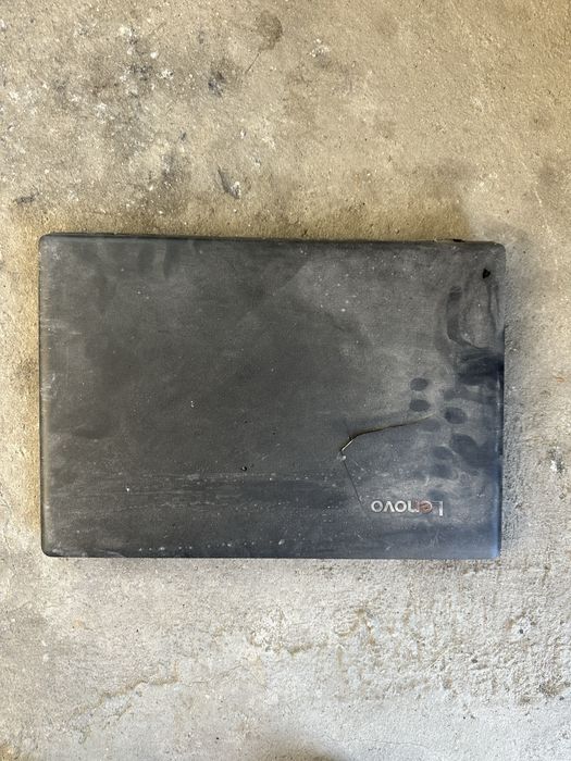 Ноутбук разбитый.