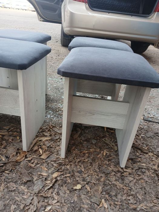 Продаются 3 стола с табуретками. Два стола полукруглые,один прям