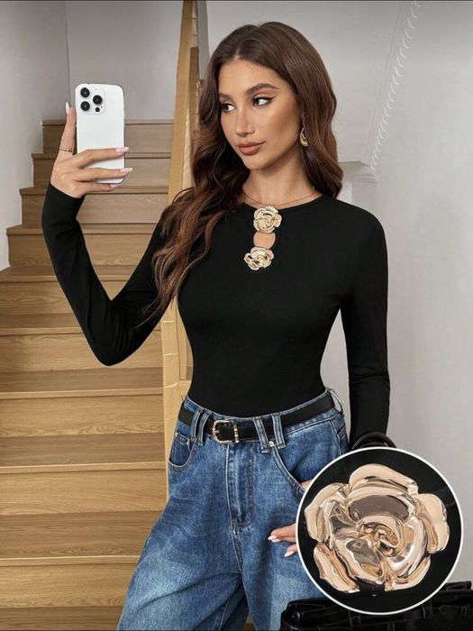 Ефектна блузка с метални елементи