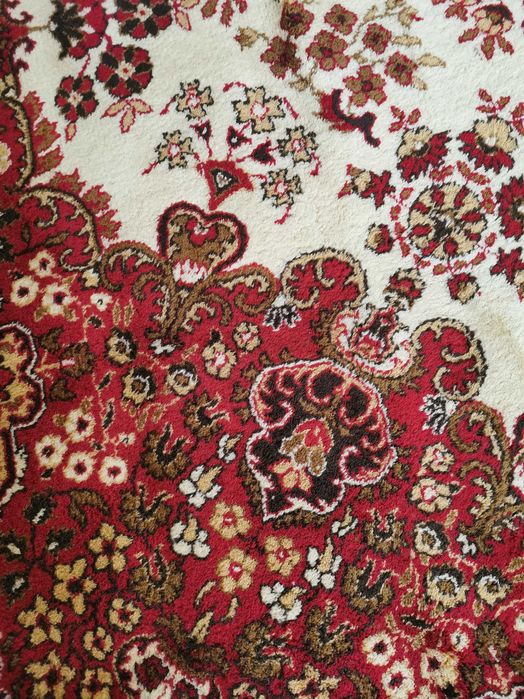 Продавам  вълнен персийски килим на завода в Сливен от социализма