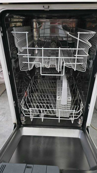 Свободностояща съдомиялна машина Electrolux.