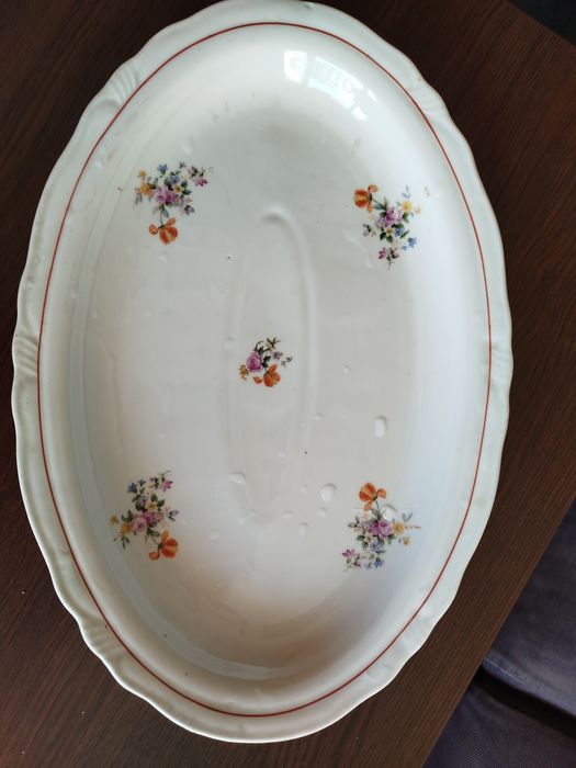 Плато, огромна чиния с чайник