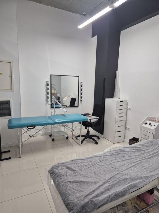 Сдам кушетку в салоне красоты.