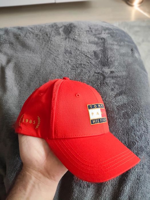 Tommy Hilfiger șapcă roșie unisex cu model Paris noua originala