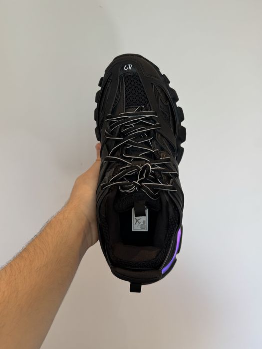 Adidasi secondhand purtati negrii