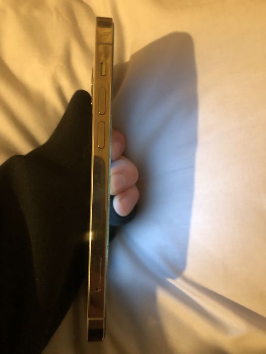 Apple iPhone 12 Pro, цвят Gold, в добро състояние.