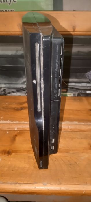 Playstation 3 slim sotiladi 2 ta yangi pulti bilan