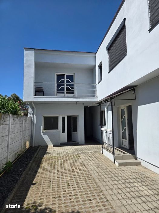 Casa individuala 7 camere+ apartament, 5 locuri de parcare. Sagului