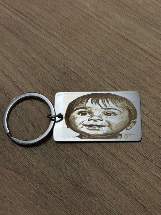 Гравирана снимка и текст върху ключодържател от неръждаема стомана