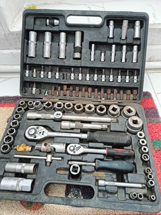 Продам набор чемодан б/у, инструменты