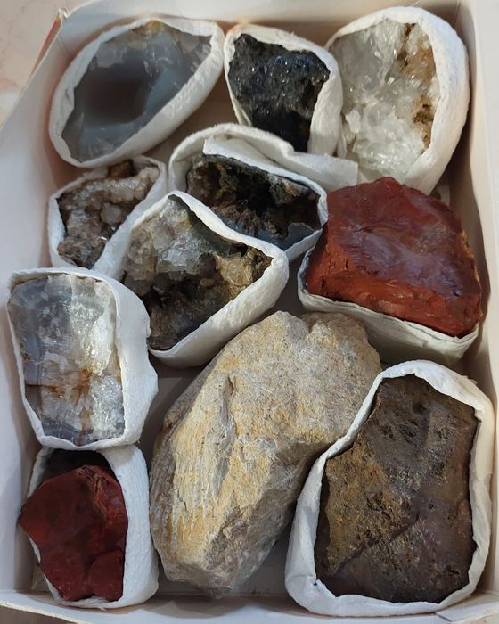 Необработени минерали и фосили
