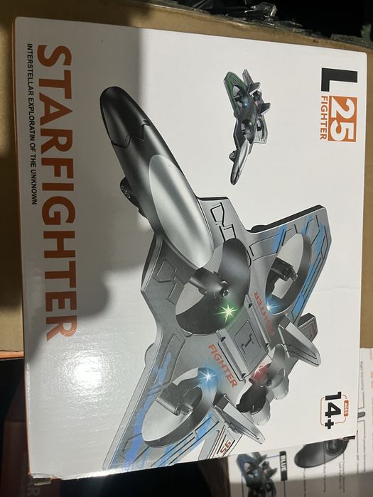 Самолеты истребители на пульте