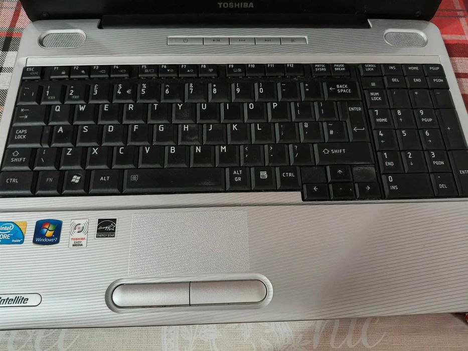 Vand laptop TOSHIBA SATELLINTE L500 pret 250 lei