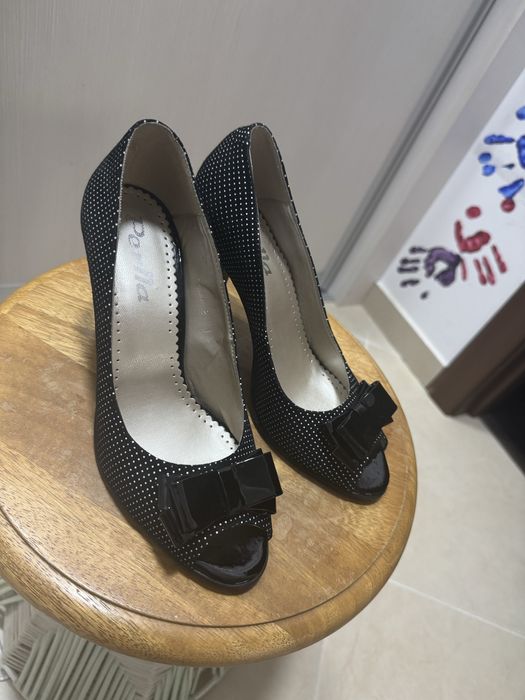 Pantofi negri, piele