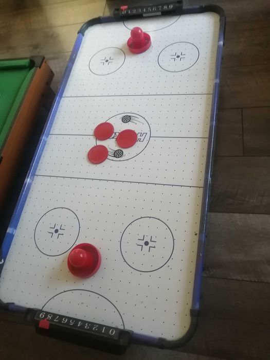 Masa de biliard și masa de airhockey