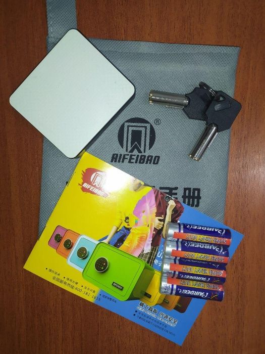 Сейф с кодовым замком, со встроенной сигнализацией.