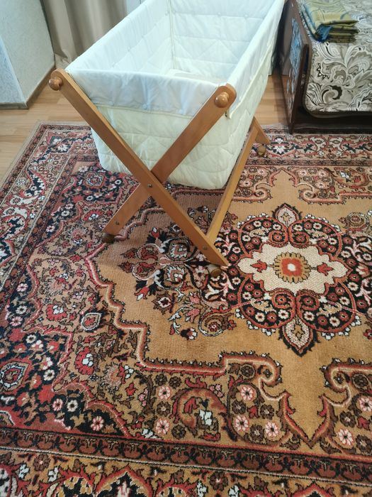 Продам кроватку на колёсиках.