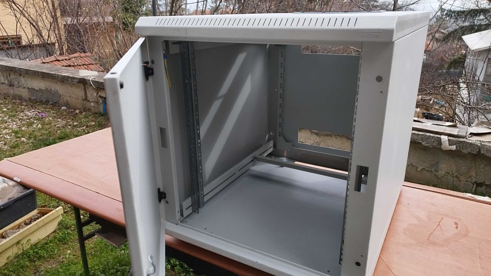 Комуникационен шкаф - сървърен шкаф - рак шкаф 12U Triton.