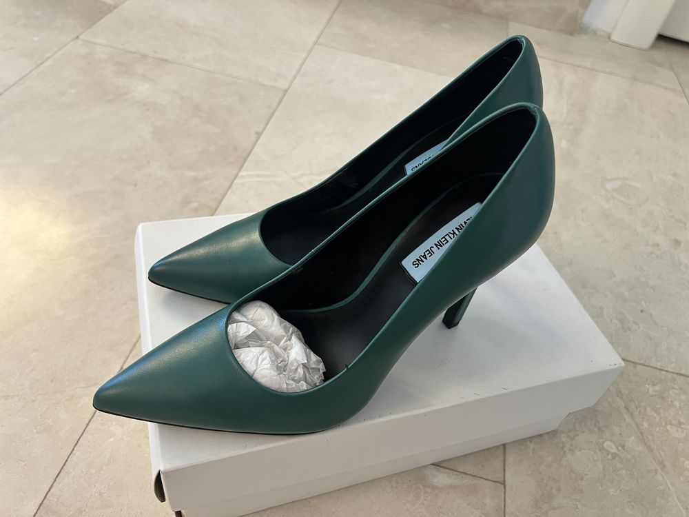 Calvin klein paige pump hot sale