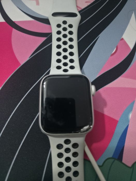 Продам Apple Watch SE