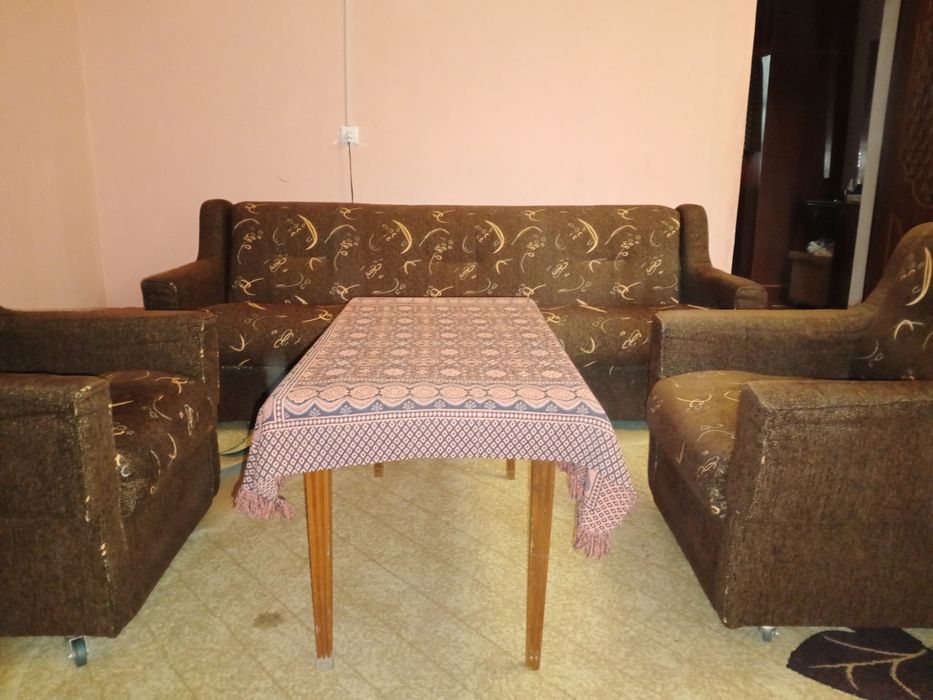 Продам диван и два кресла с журнальным столиком