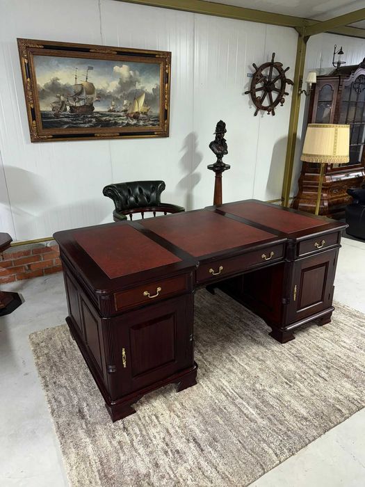 Класическо бюро Chesterfield