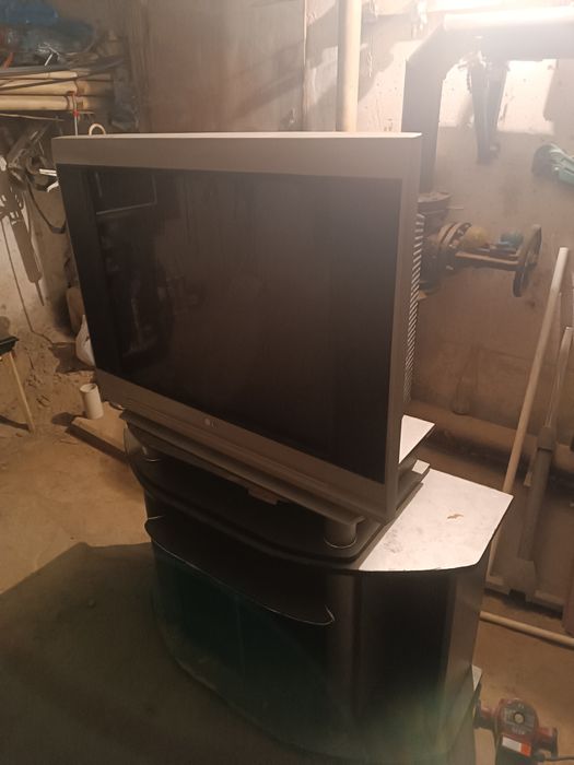 Televizor sotiladi LG eski variant ishlaydi hammayogʻi.