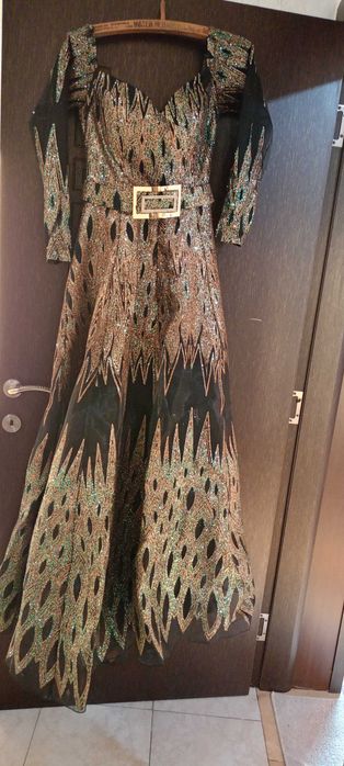 Продавам бална рокля обличана за 2 часа. Купувана е от бутик.